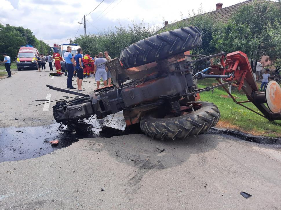 O femeie și un bărbat au murit pe un drum din Arad, după ce mașina le-a fost strivită de un tractor 714721