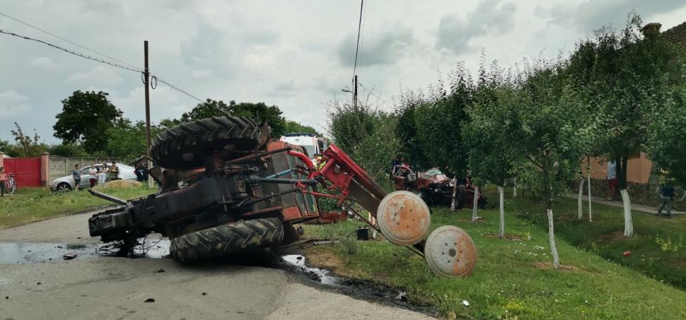 O femeie și un bărbat au murit pe un drum din Arad, după ce mașina le-a fost strivită de un tractor 714722