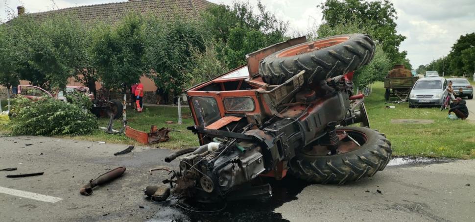 O femeie și un bărbat au murit pe un drum din Arad, după ce mașina le-a fost strivită de un tractor 714723