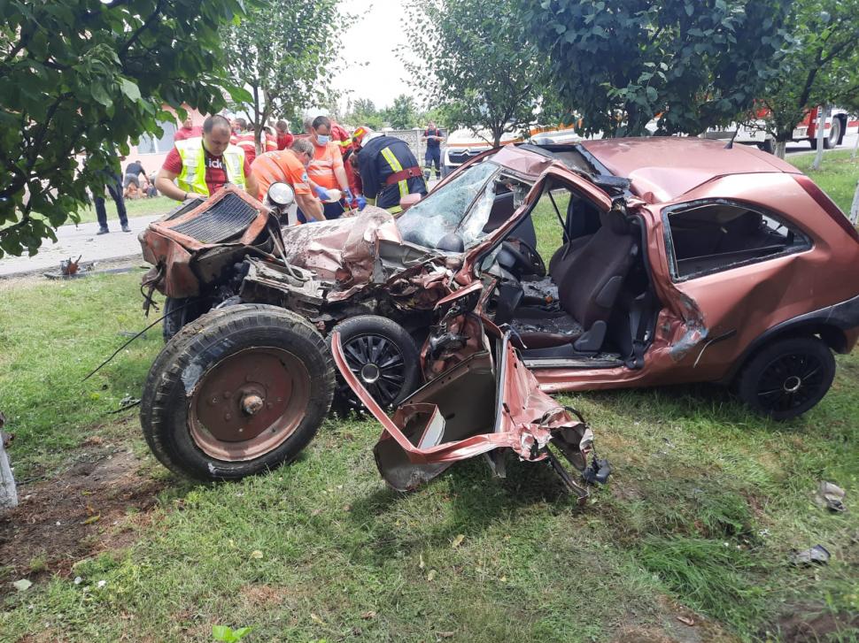 O femeie și un bărbat au murit pe un drum din Arad, după ce mașina le-a fost strivită de un tractor 714724
