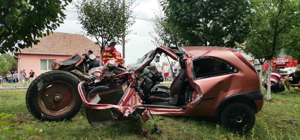 O femeie și un bărbat au murit pe un drum din Arad, după ce mașina le-a fost strivită de un tractor 714725