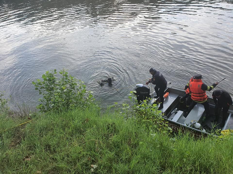 Operațiune dramatică de salvare pe Brațul Borcea al Dunării. Trei bărbați au căzut cu mașina în apă