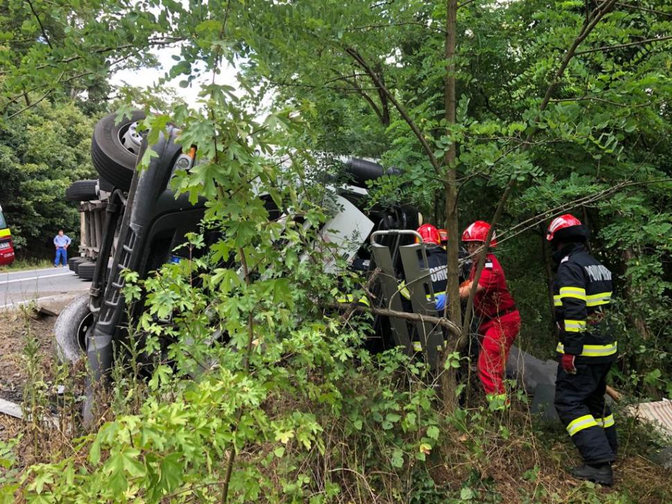 Un şofer de TIR a murit după ce camionul pe care îl conducea s-a răsturnat pe DN7 din Arad 714745