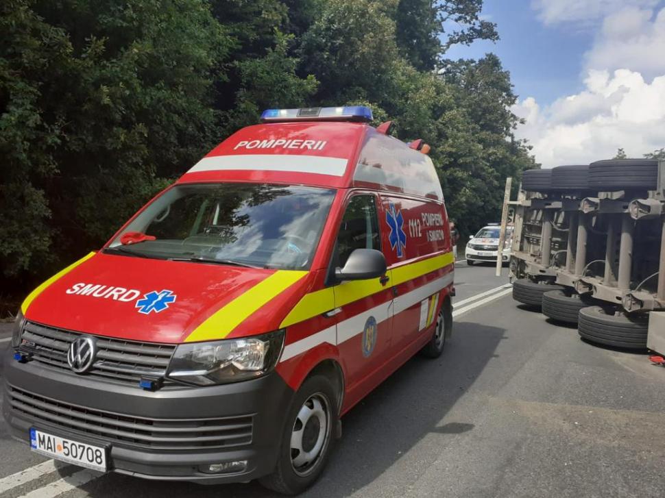 Un şofer de TIR a murit după ce camionul pe care îl conducea s-a răsturnat pe DN7 din Arad 714747