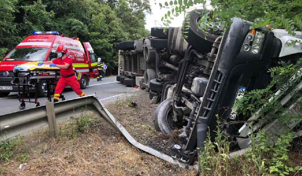 Un şofer de TIR a murit după ce camionul pe care îl conducea s-a răsturnat pe DN7 din Arad 714748