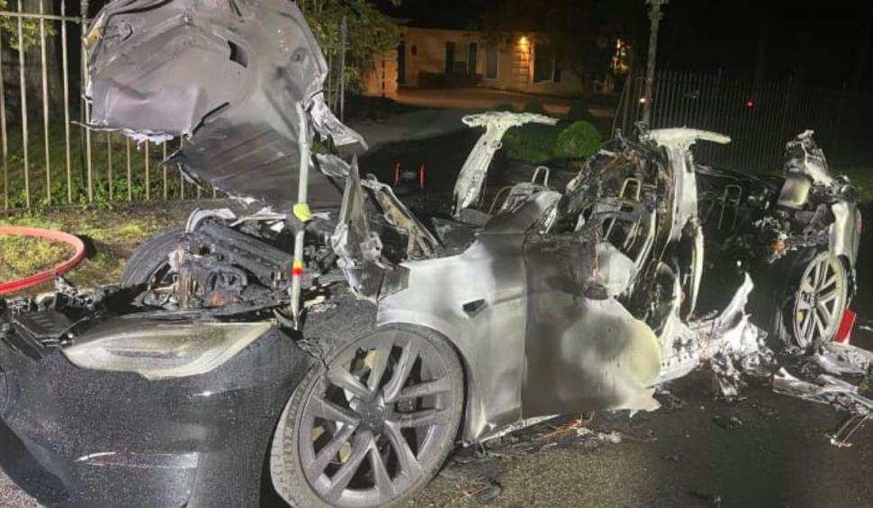 Ultimul model Tesla de lux a ars ca o torță, după ce a luat foc în mers, pe o stradă din SUA. Șoferul a rămas blocat în mașină 714780