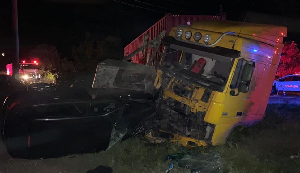 Cinci persoane au murit şi patru sunt în comă, după ce o autoutilitară a intrat într-un camion, la Teleorman