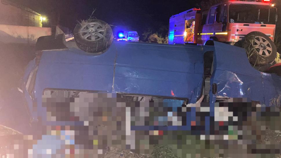 Cinci persoane au murit şi patru sunt în comă, după ce o autoutilitară a intrat într-un camion, la Teleorman 714855