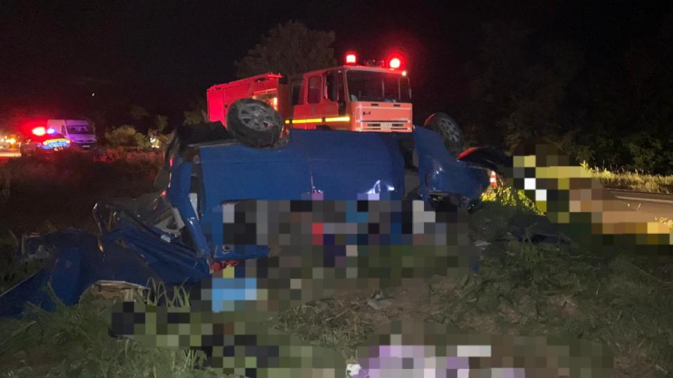 Cinci persoane au murit şi patru sunt în comă, după ce o autoutilitară a intrat într-un camion, la Teleorman 714857