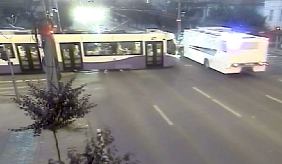  Accident rutier în Timișoara. Un microbuz care transporta 13 deținuți a intrat într-un tramvai