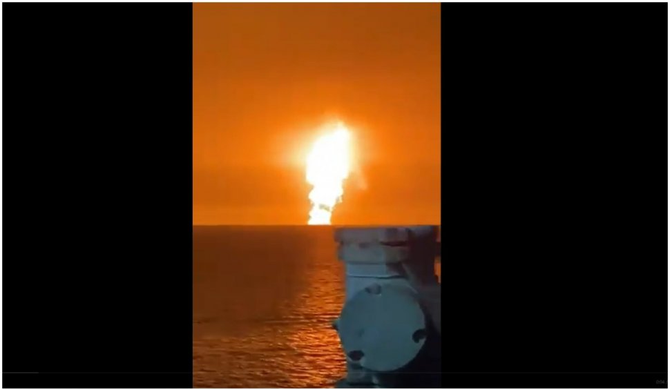 Explozie puternică în zona de exploatare petrolieră a Azerbaidjanului. Flăcări cât munții au ieșit din apă