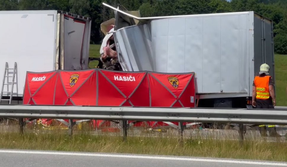 Şofer român, strivit în cabina camionului după un impact devastator cu un TIR, în Cehia