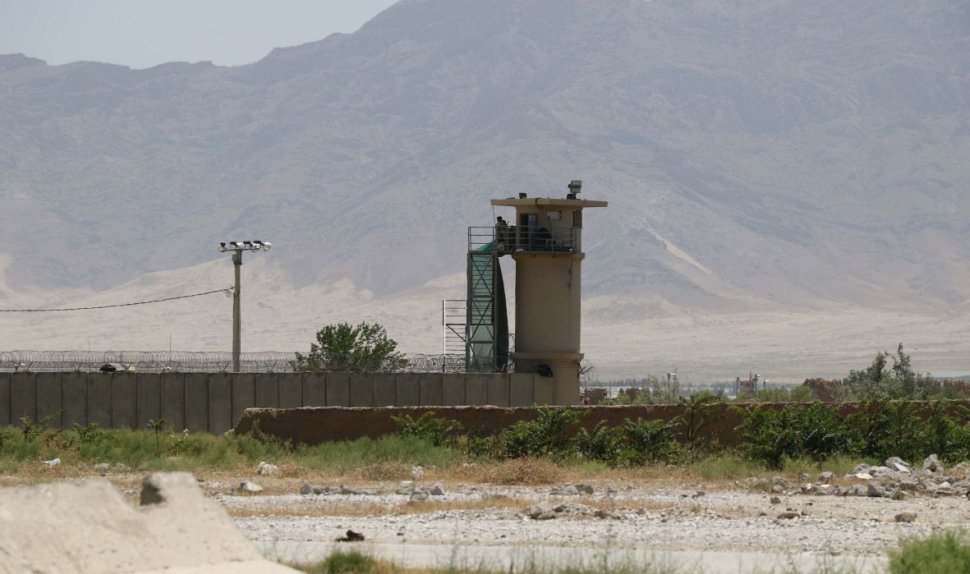 Trupele SUA s-au retras din baza Bagram fără a-i anunța pe oficialii afgani. Ulterior, baza a fost jefuită