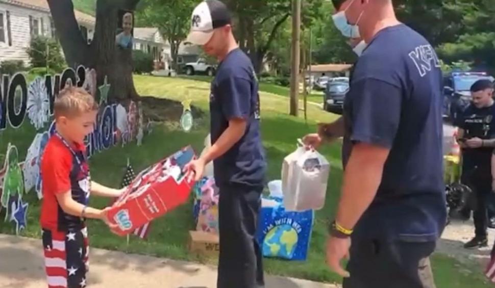 Un copil de 7 ani care a învins cancerul își donează jucăriile spitalului american unde medicii i-au salvat viața 715058