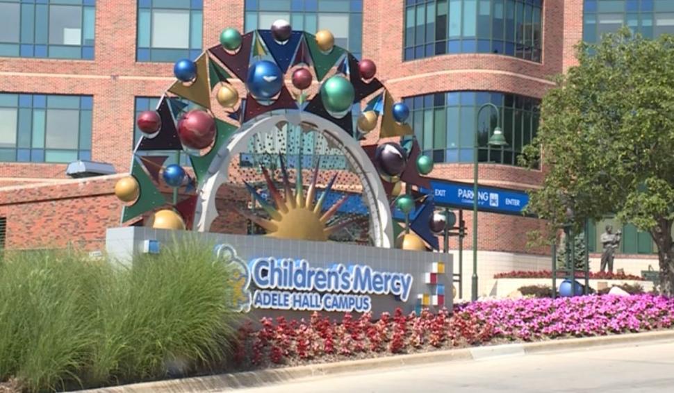 Un copil de 7 ani care a învins cancerul își donează jucăriile spitalului american unde medicii i-au salvat viața 715060