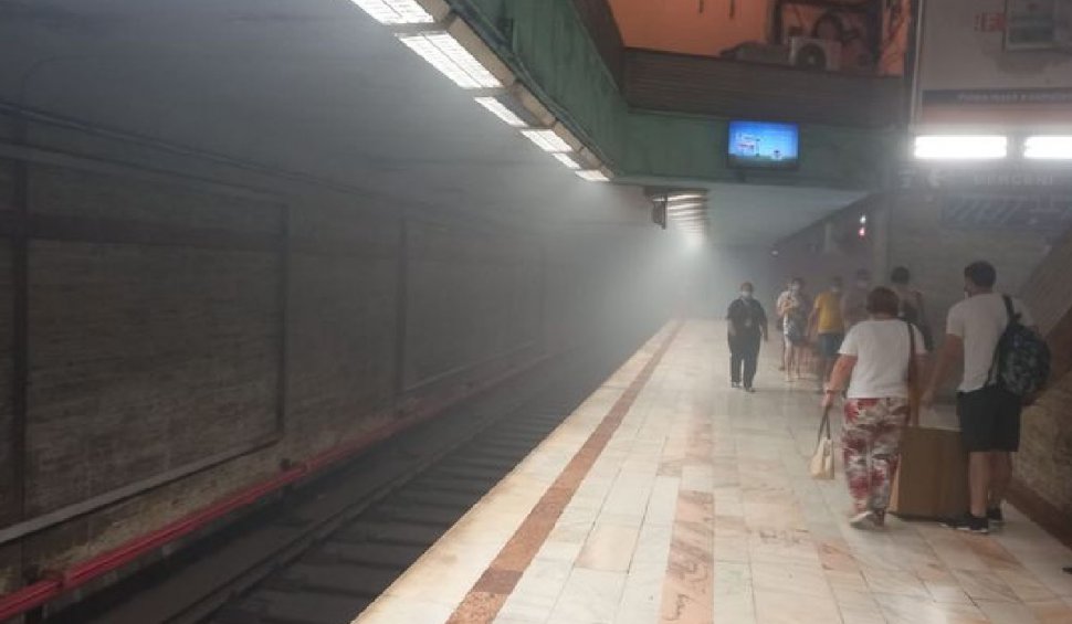 Zeci de călători au fost evacuaţi de la stația Eroii Revoluției din cauza unui fum înecăcios la metrou 