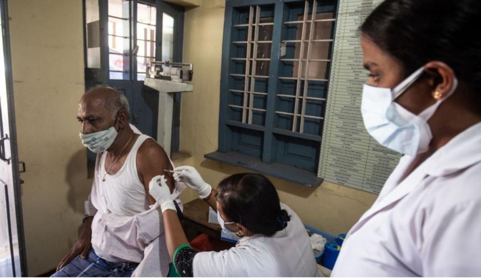 Mii de oameni au fost injectați cu un vaccin fals, pe bază de apă și sare, în India