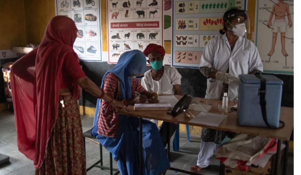 Mii de oameni au fost injectați cu un vaccin fals, pe bază de apă și sare, în India 715008