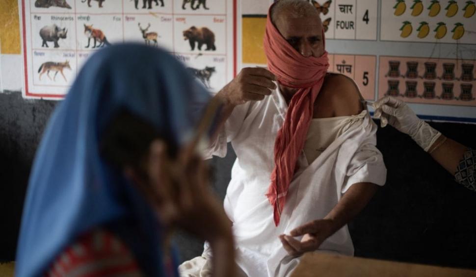 Mii de oameni au fost injectați cu un vaccin fals, pe bază de apă și sare, în India 715009