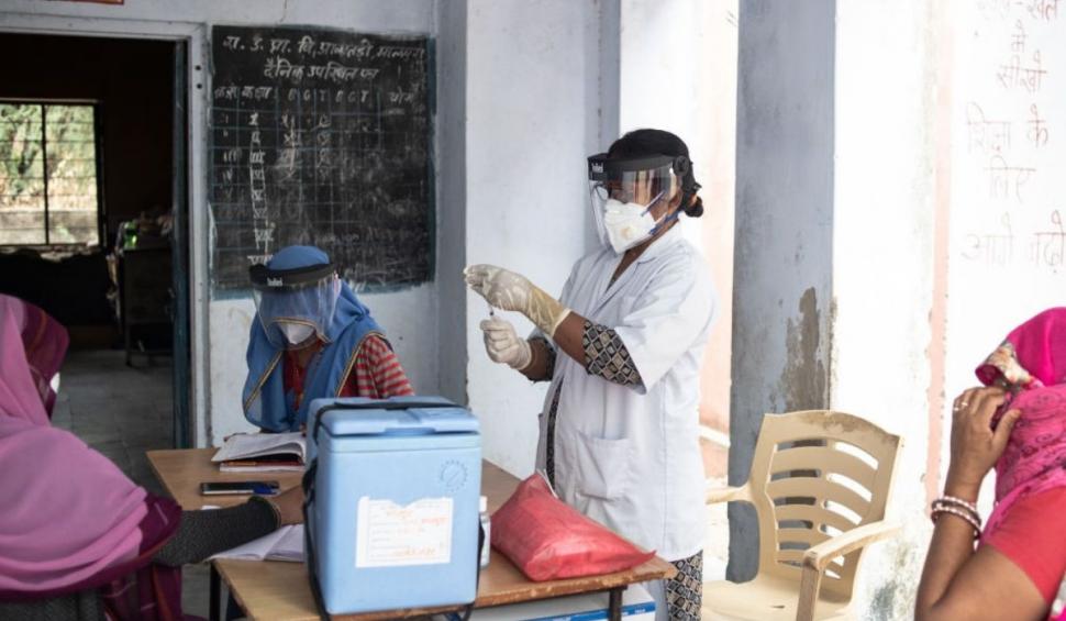 Mii de oameni au fost injectați cu un vaccin fals, pe bază de apă și sare, în India 715011