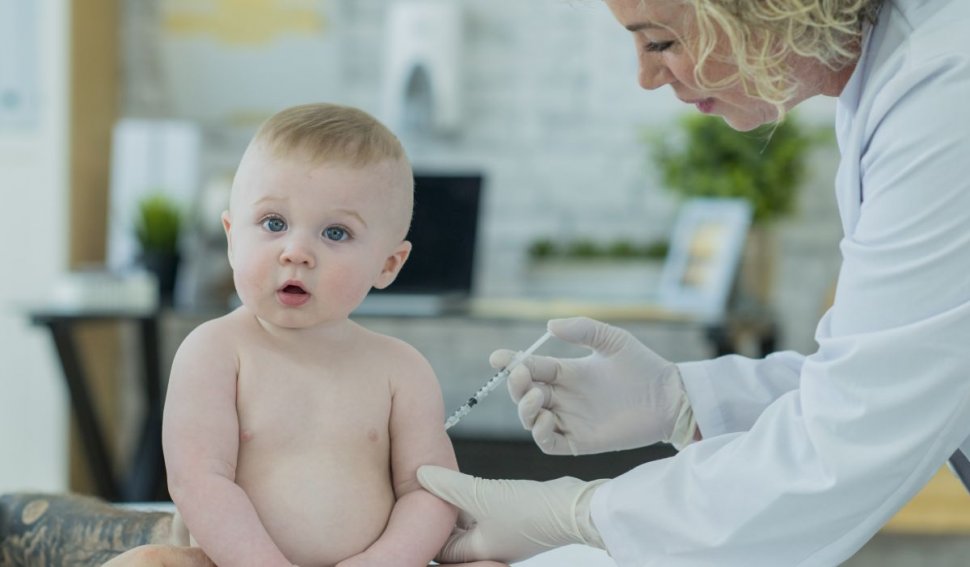 Criză de vaccinuri pentru copii: două seruri incluse în schema obligatorie nu se mai găsesc deloc