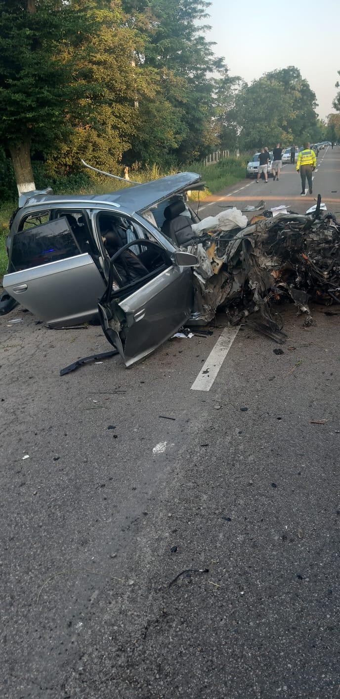Doi tineri din Botoşani au murit într-un Audi cu volan pe dreapta, după ce au băut o sticlă de whisky 715222