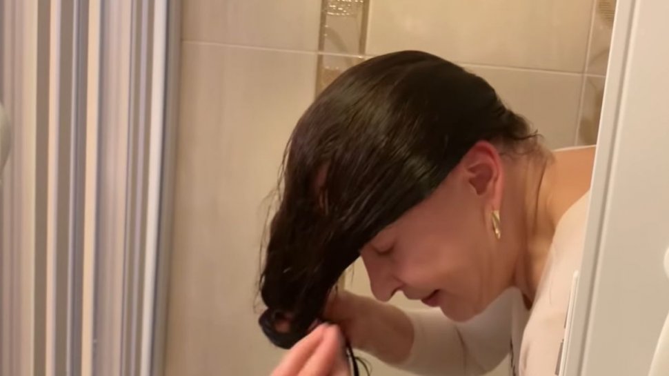 Maria Dragomiroiu s-a filmat în baie, în timp ce se spală pe cap. Metoda ”morișca” este obligatorie! 