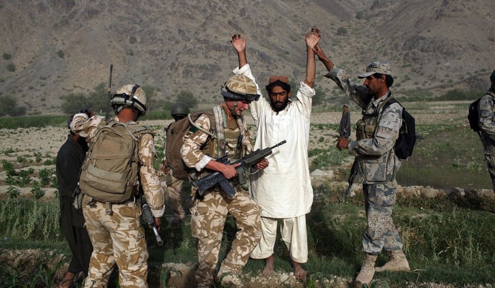 Talibanii fac paradă cu armele lăsate în urmă de soldații americani, după retragerea din Afganistan