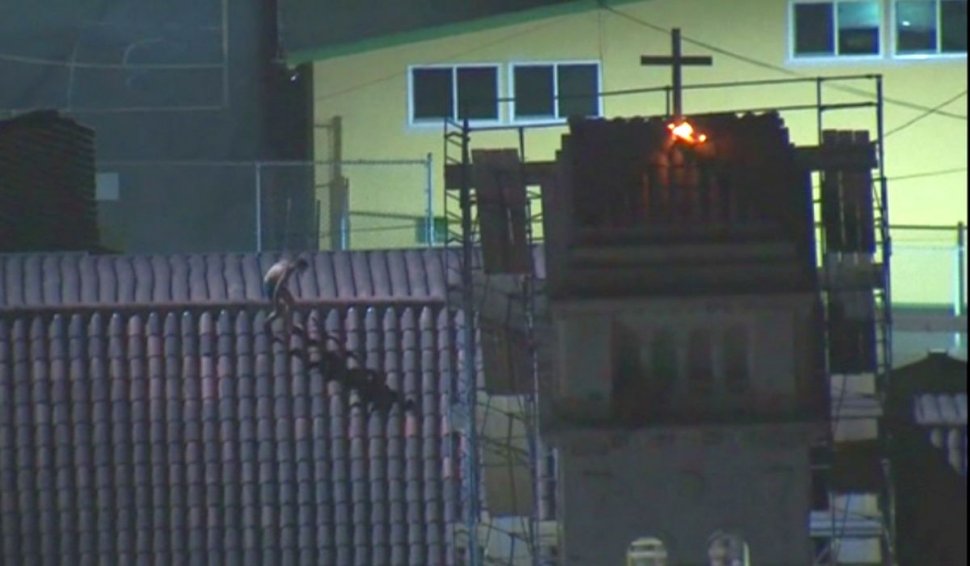 Bărbat în boxeri, filmat în timp ce incendia crucea de pe acoperișul unei biserici, în SUA