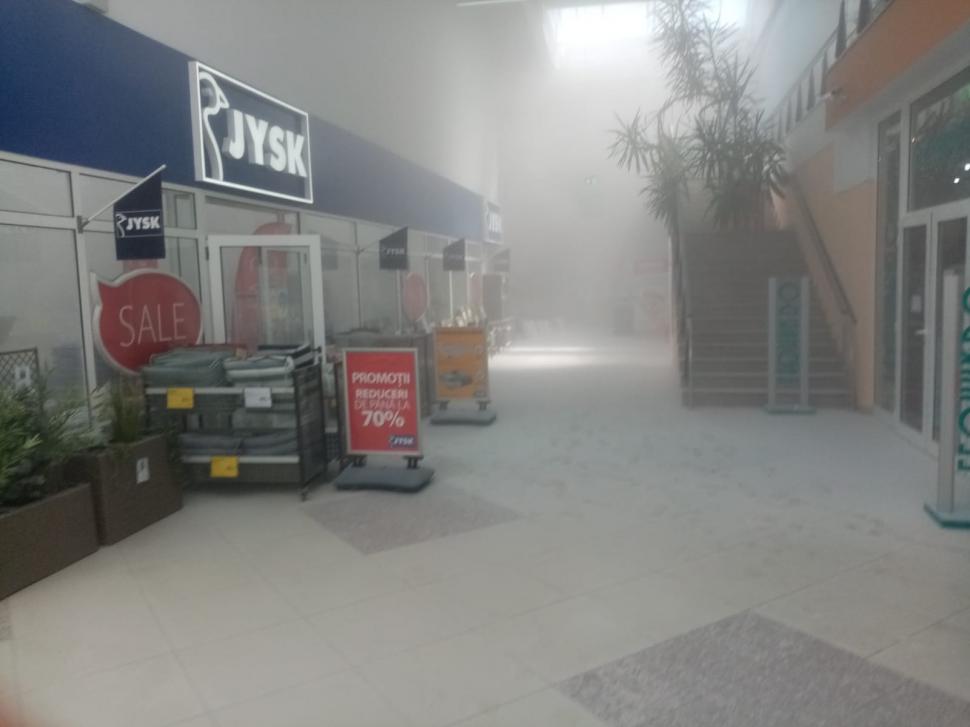 Un mall din Harghita evacuat, după ce s-a declanşat alarma de incendiu. 11 persoane au primit îngrijiri medicale 715459