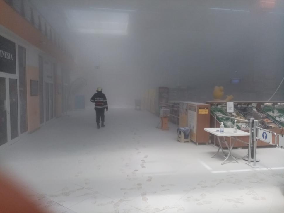 Un mall din Harghita evacuat, după ce s-a declanşat alarma de incendiu. 11 persoane au primit îngrijiri medicale 715460