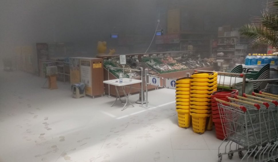 Un mall din Harghita evacuat, după ce s-a declanşat alarma de incendiu. 11 persoane au primit îngrijiri medicale