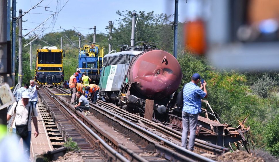 Un tren plin cu călători, deraiat în zona Câmpia Turzii, după ce o piesă a unui vagon s-a rupt