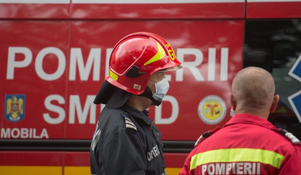 Accident între o mașina și o autoutilitară de pompieri, aflată în misiune, în Craiova. Un pompier a ajuns la spital