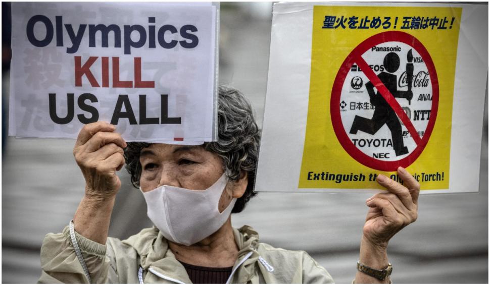 Flacăra olimpică a ajuns la Tokyo, vineri. A fost întâmpinată de un stadion gol și de ploaie 715684