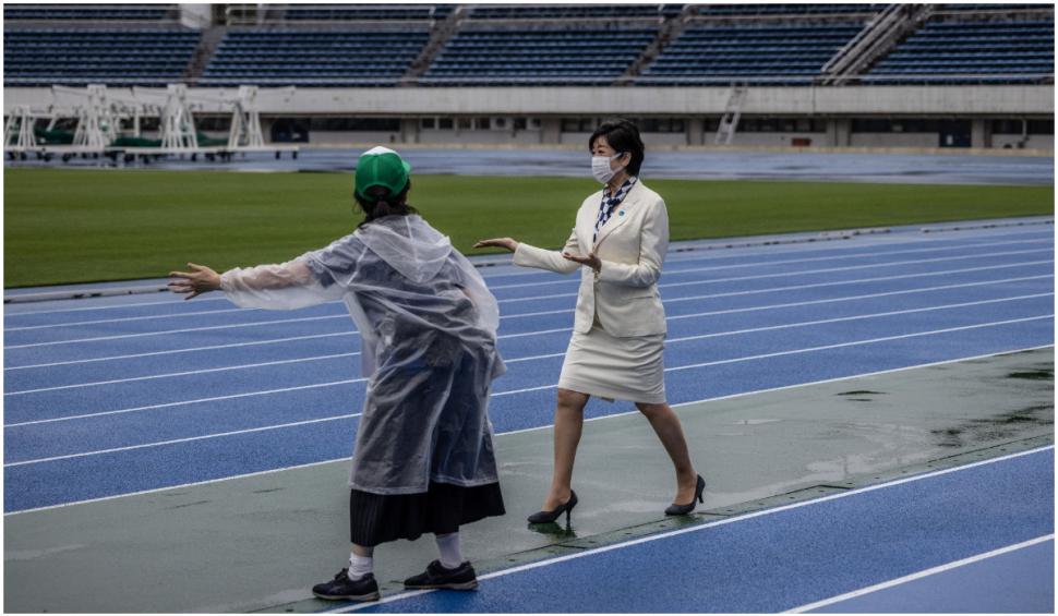 Flacăra olimpică a ajuns la Tokyo, vineri. A fost întâmpinată de un stadion gol și de ploaie 715685