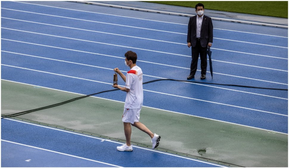 Flacăra olimpică a ajuns la Tokyo, vineri. A fost întâmpinată de un stadion gol și de ploaie