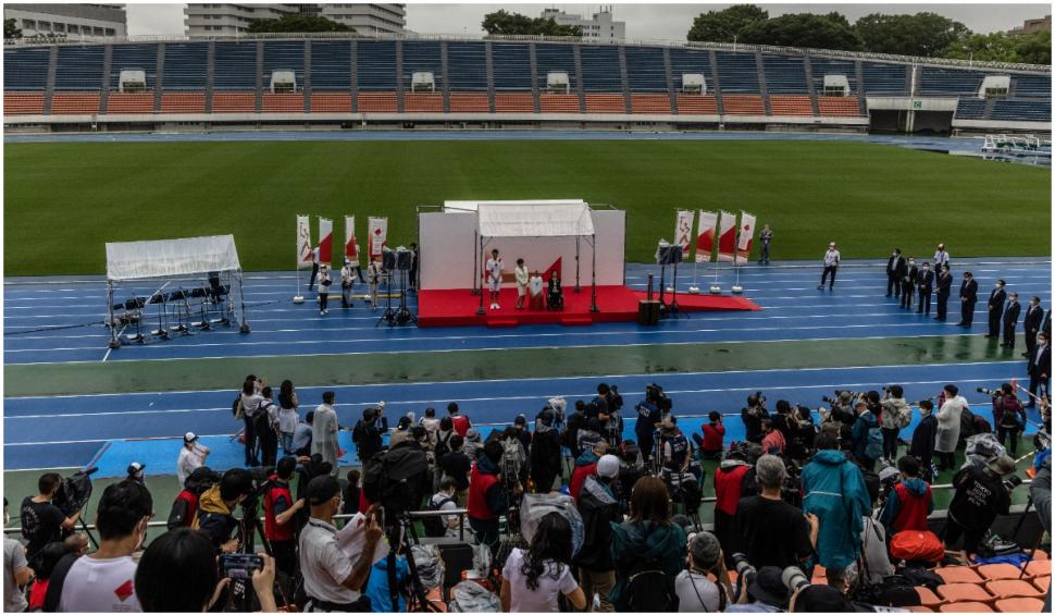 Flacăra olimpică a ajuns la Tokyo, vineri. A fost întâmpinată de un stadion gol și de ploaie 715687