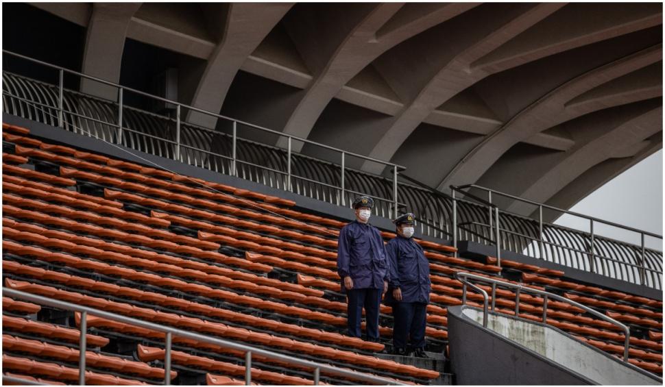 Flacăra olimpică a ajuns la Tokyo, vineri. A fost întâmpinată de un stadion gol și de ploaie 715688