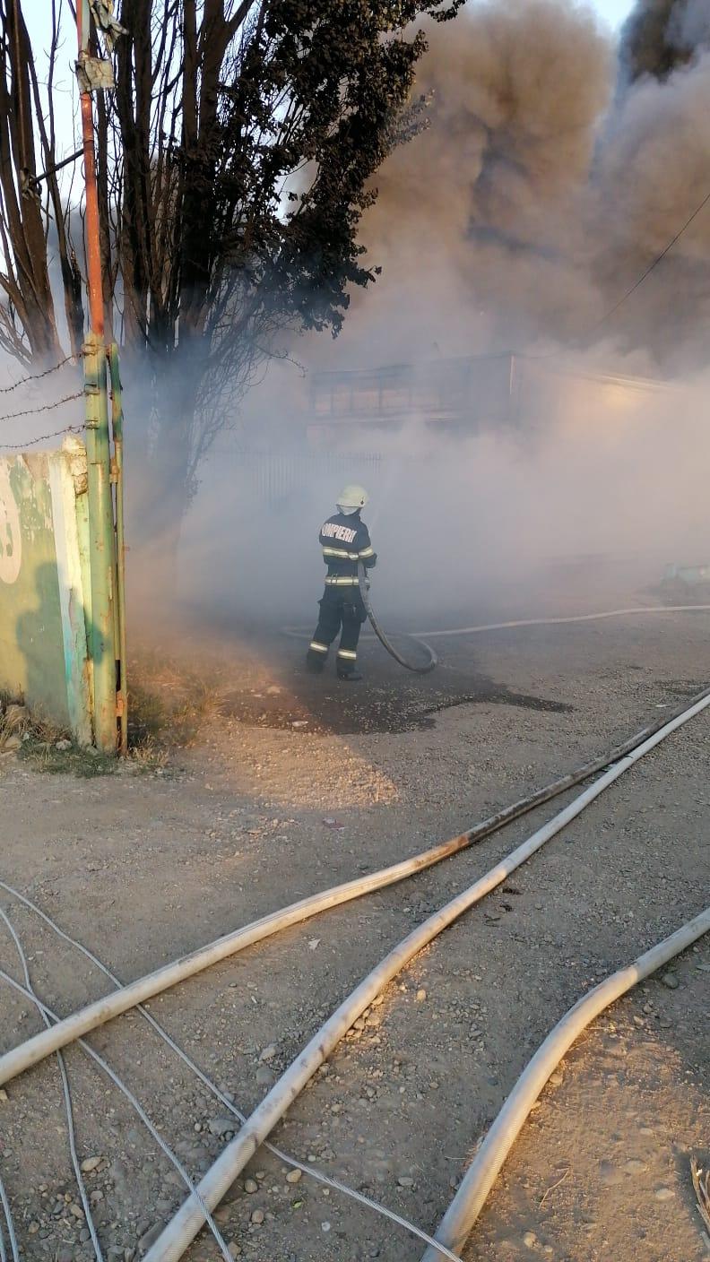Incendiu puternic la un depozit de deșeuri plastice din Salonta. Două hale cuprinse de flăcări, intervin 30 de pompieri 715593