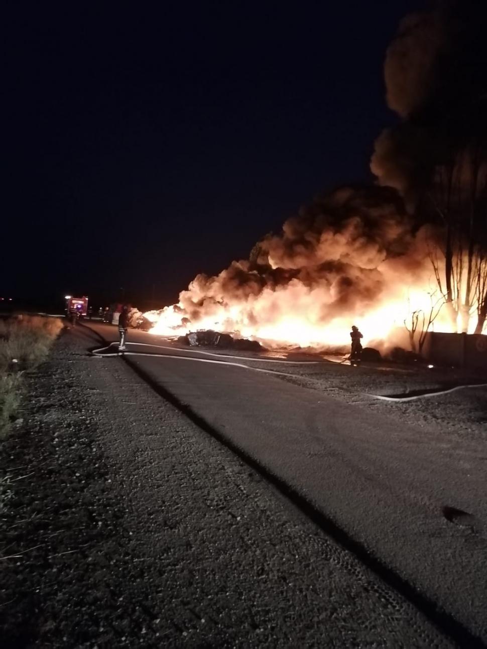 Incendiu puternic la un depozit de deșeuri plastice din Salonta. Două hale cuprinse de flăcări, intervin 30 de pompieri 715595