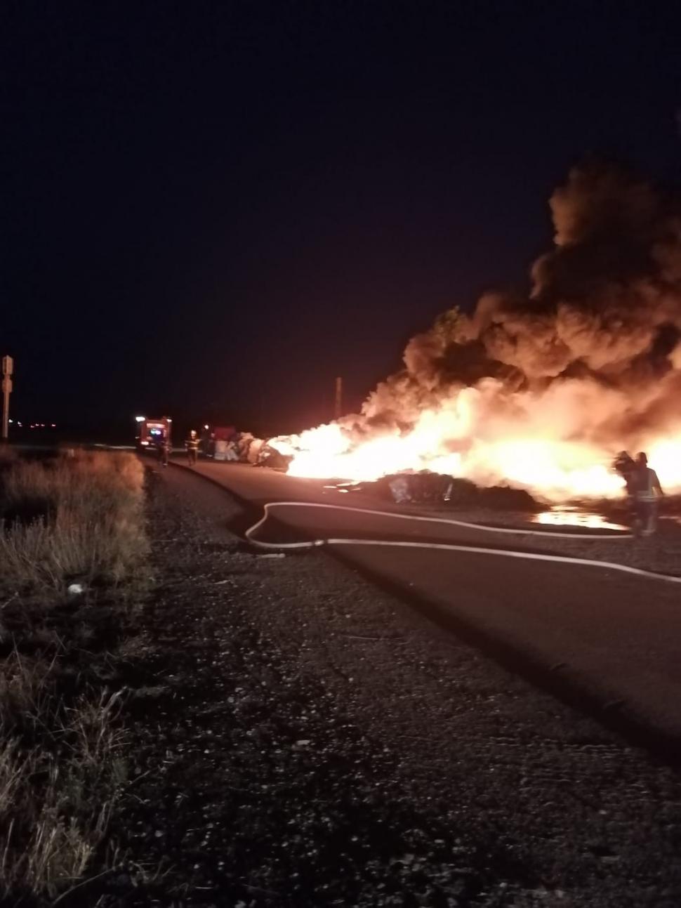 Incendiu puternic la un depozit de deșeuri plastice din Salonta. Două hale cuprinse de flăcări, intervin 30 de pompieri 715596