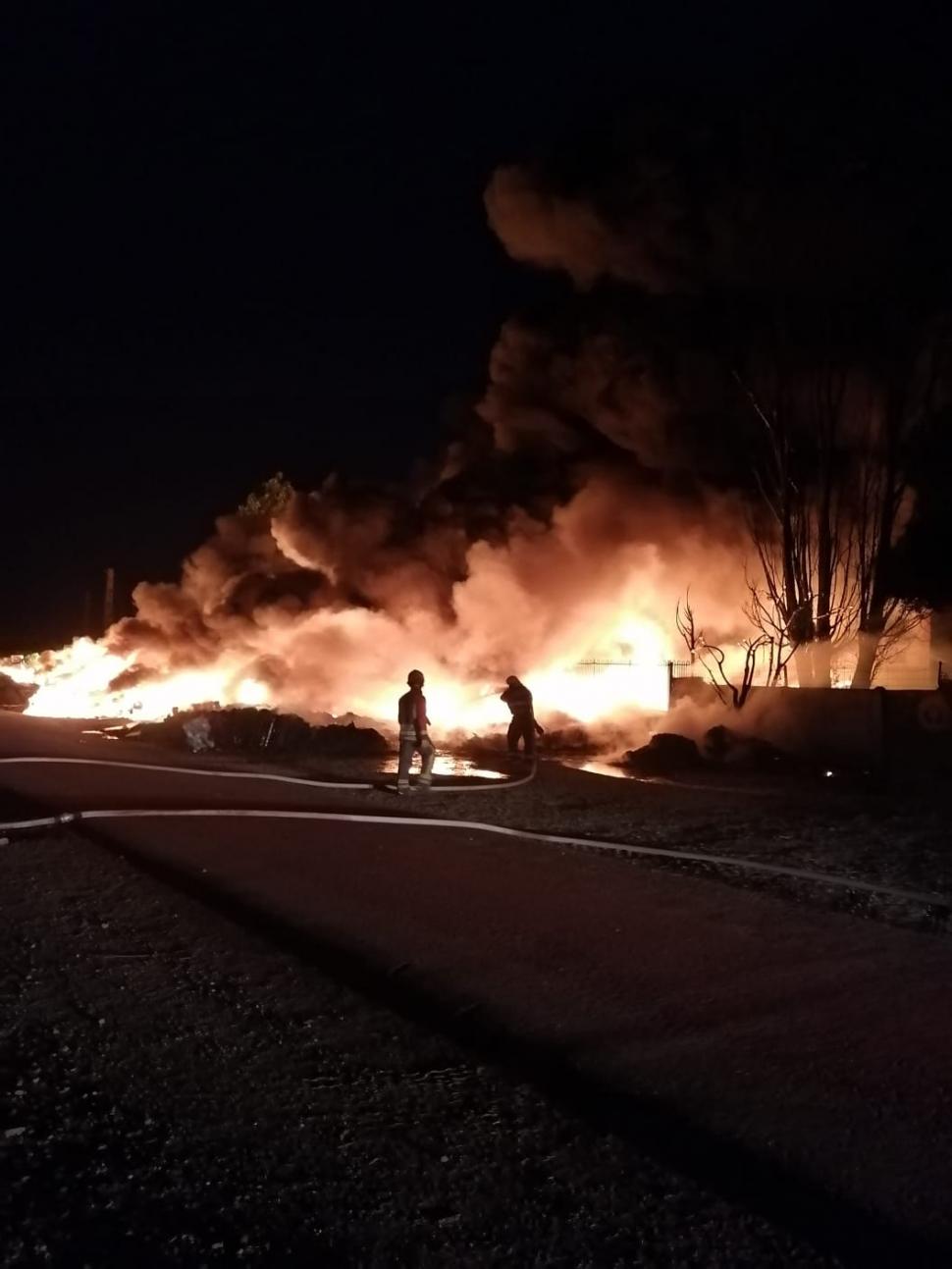 Incendiu puternic la un depozit de deșeuri plastice din Salonta. Două hale cuprinse de flăcări, intervin 30 de pompieri 715597