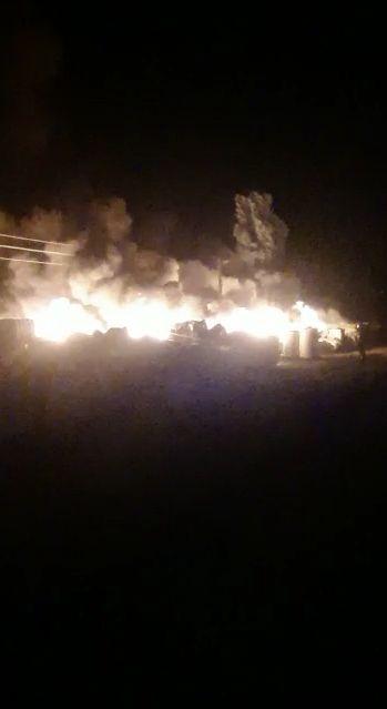 Incendiu puternic la un depozit de deșeuri plastice din Salonta. Două hale cuprinse de flăcări, intervin 30 de pompieri 715598