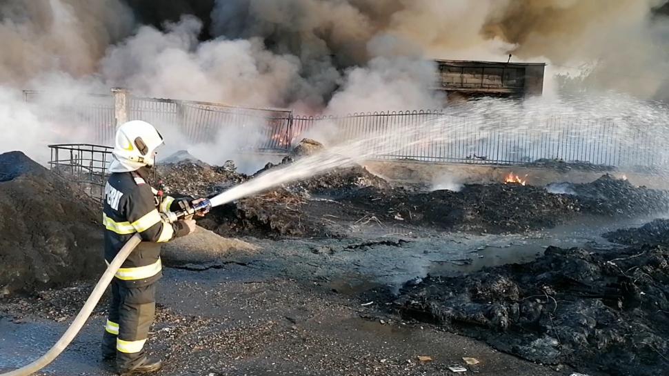 Incendiu puternic la un depozit de deșeuri plastice din Salonta. Două hale cuprinse de flăcări, intervin 30 de pompieri 715599