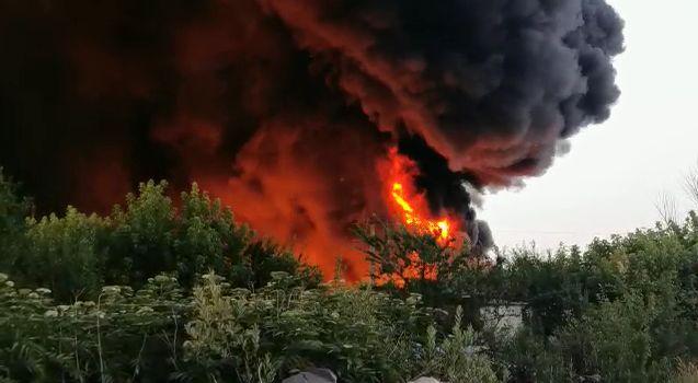 Incendiu puternic la un depozit de deșeuri plastice din Salonta. Două hale cuprinse de flăcări, intervin 30 de pompieri 715600