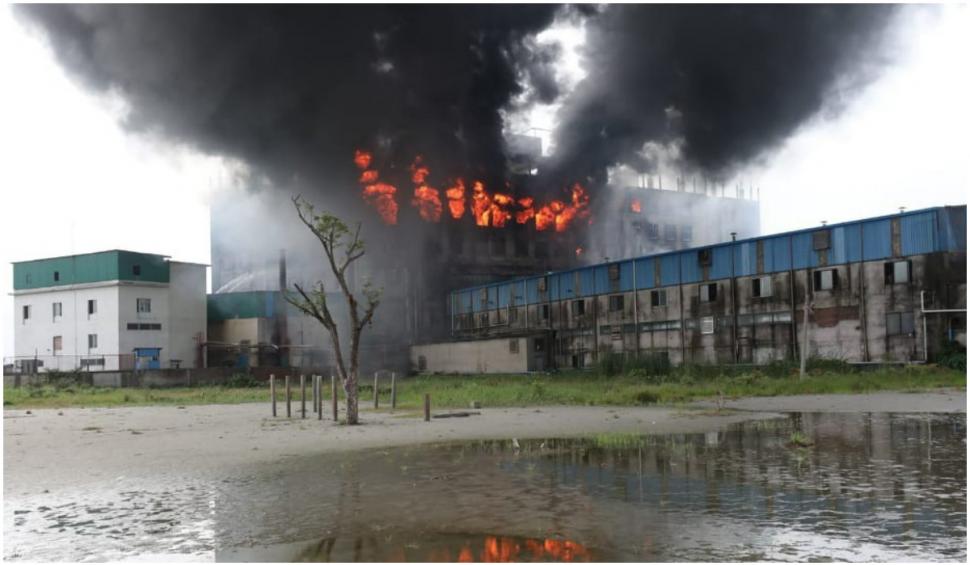 Cel puţin 52 de morţi și 30 de răniţi într-un incendiu la o fabrică în Bangladesh. Muncitorii au sărit pe geam pentru a se salva 715677