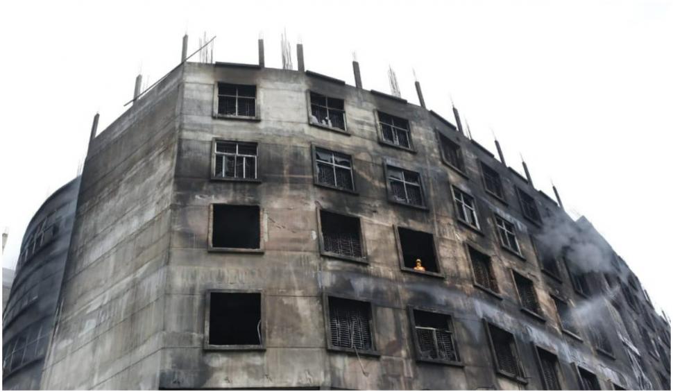Cel puţin 52 de morţi și 30 de răniţi într-un incendiu la o fabrică în Bangladesh. Muncitorii au sărit pe geam pentru a se salva 715678