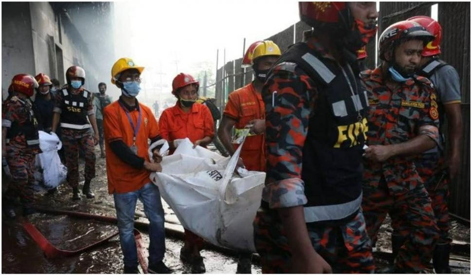 Cel puţin 52 de morţi și 30 de răniţi într-un incendiu la o fabrică în Bangladesh. Muncitorii au sărit pe geam pentru a se salva 715679