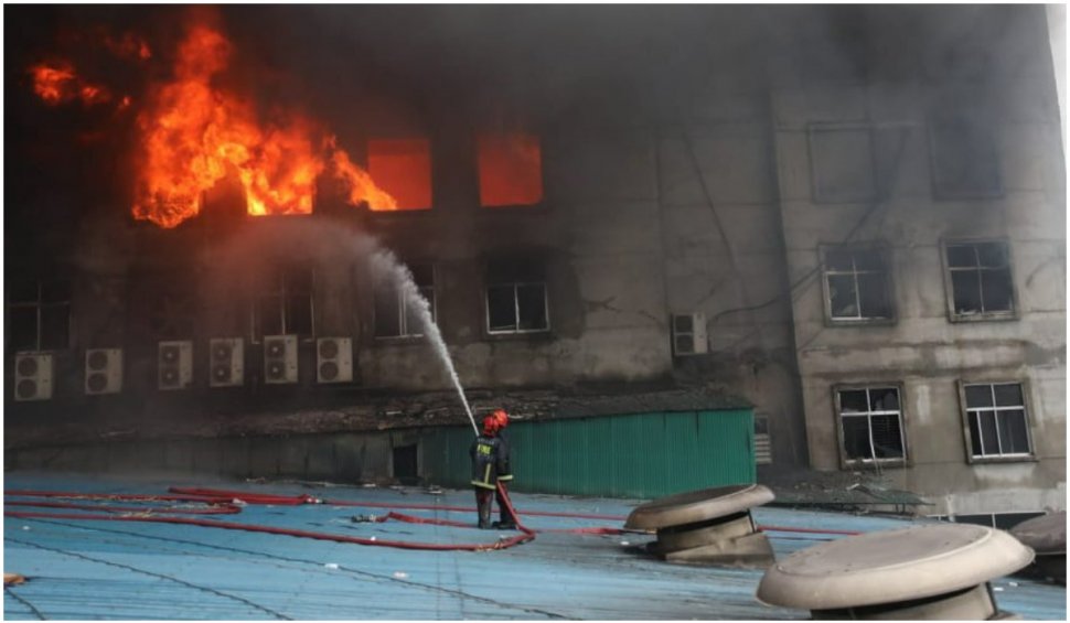 Cel puţin 52 de morţi și 30 de răniţi într-un incendiu la o fabrică în Bangladesh. Muncitorii au sărit pe geam pentru a se salva